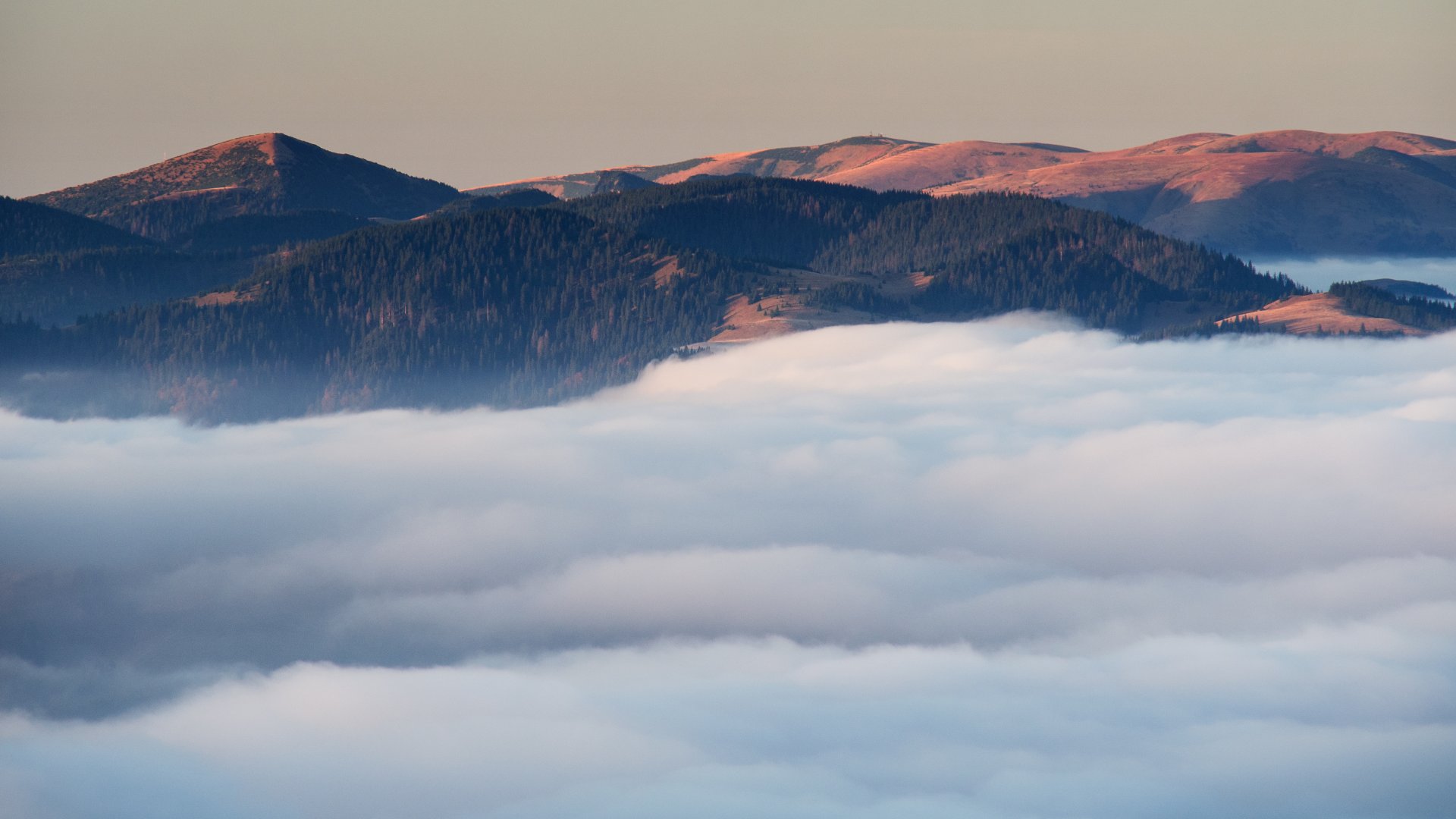  Archipelago of the Veľká Fatra - the Rakytov on the left, then Krizna, Ostredok, Ploska ...