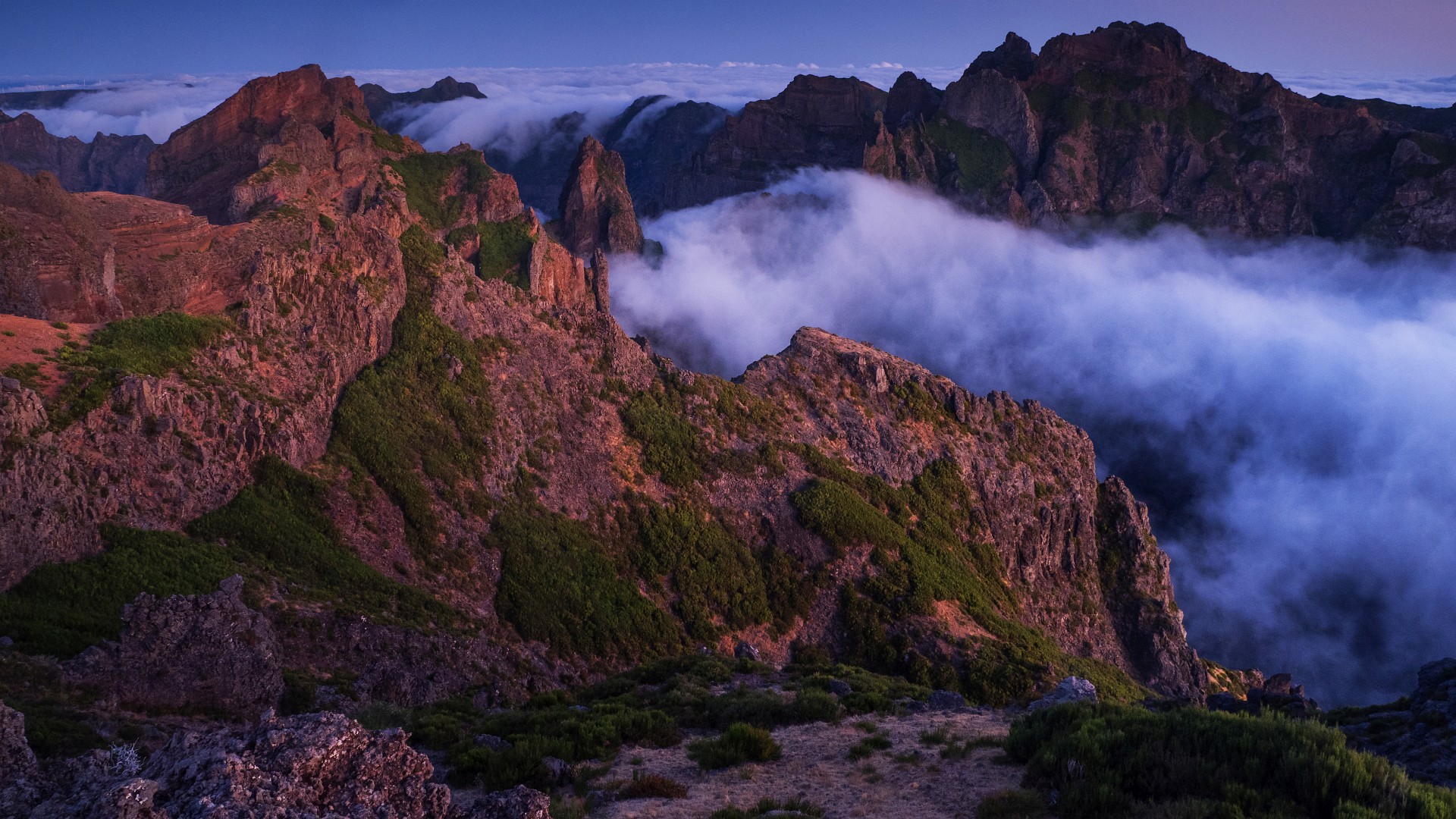Madera przed świtem, po prawej potężny Pico das Torres