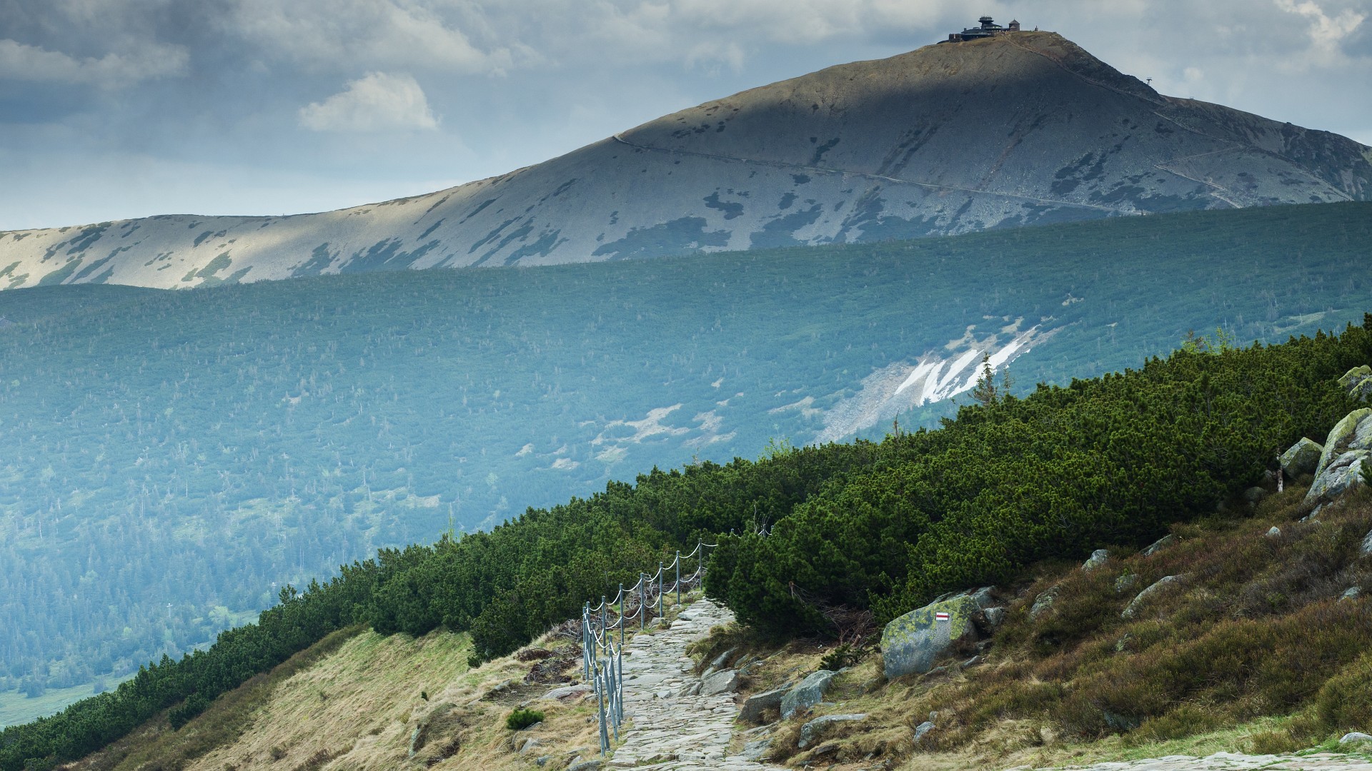 Śnieżka widziana znad krawędzi kotła Wielkiego Stawu