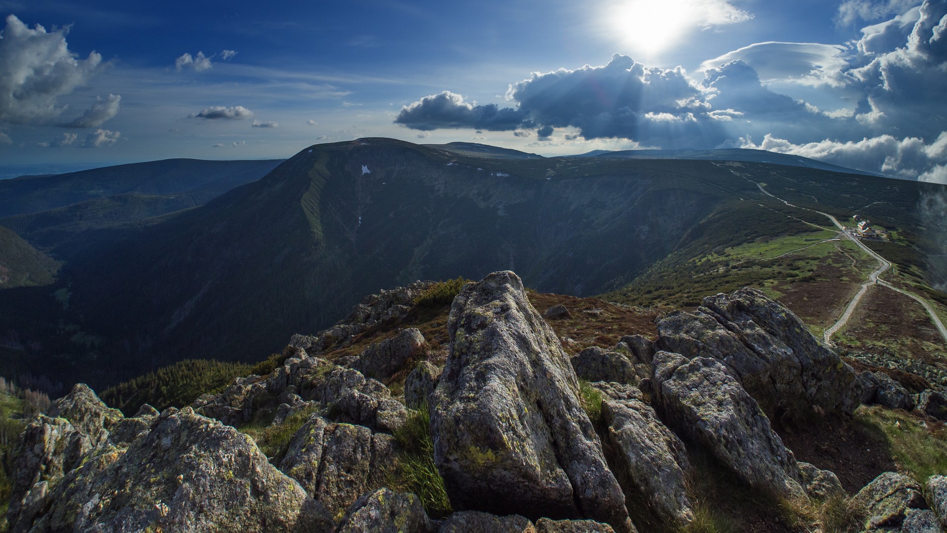 Podejście na Śnieżkę, widać już pierwsze oznaki zmiany pogody