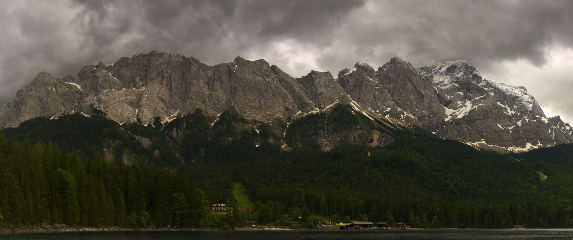 Masyw Zugspitze widziany znad jeziora Eibsee