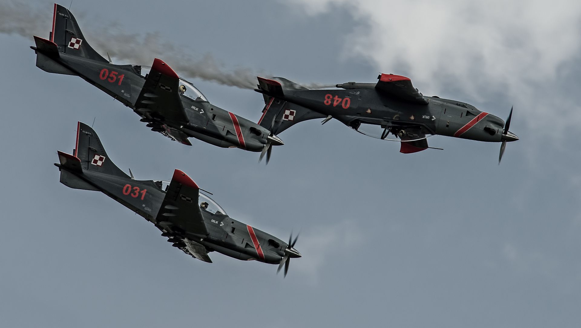 'Orlik' aerobatics team performing 'The Pistol' maneuver