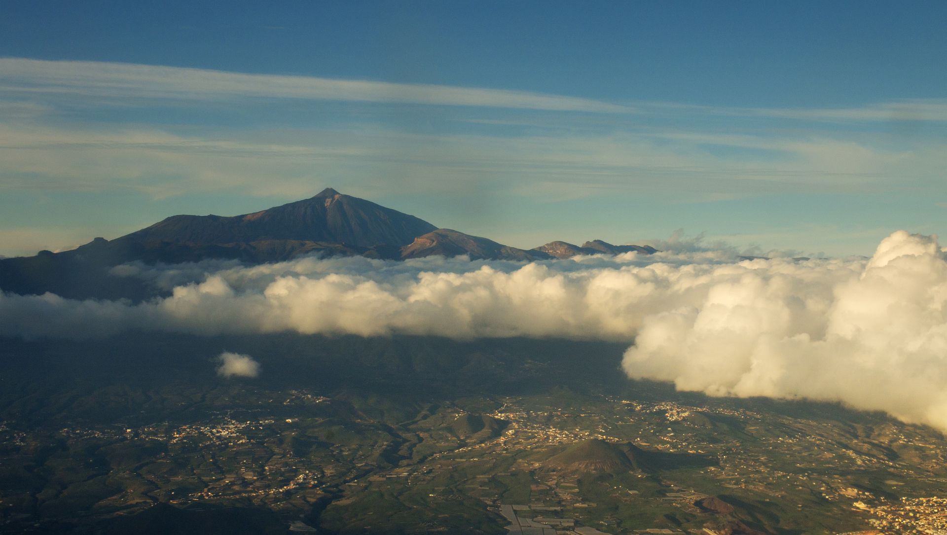 The last look at Teide from the plane. Hope to see you again!